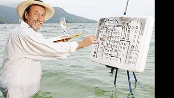 Conhecido pelo toque burlesco, Juarez brinca de pintar uma tela no mar da Ilha de CARAS
