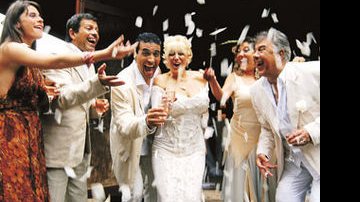 Sob chuva de pétalas, os noivos - que se casam em abril, em Buenos Aires -, festejam com os casais Corina Fonrouge e Guillermo Fernández e Laura e Raúl Lavié