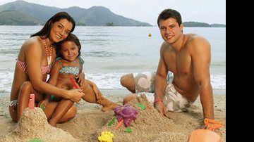 Na Ilha de CARAS, o empresário procura cativar Yaclara, filha de Mônica com Armindo Junior