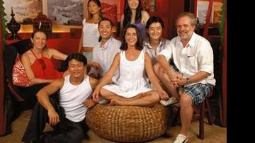 Lucélia reúne a equipe do projeto Destino no Living Chinês da Ilha: as atrizes Lian e Elisa (em pé), os atores Debora, Thomas, Chao e Renion, e o diretor Moacyr Góes