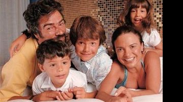 Na Ilha de CARAS, a atriz e o empresário celebram com os filhos, Luigi, Bruno e Adriana, o fim de um período difícil que pôs em risco o casamento de 14 anos.