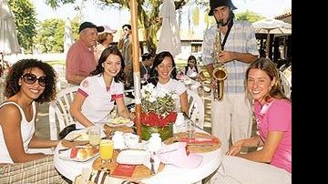 As atrizes Sheron Menezes e Milena Toscano, a promoter Gis de Oliveira e a apresentadora Dani Monteiro curtem <i>hits</i> do saxofonista Breno Moraes
