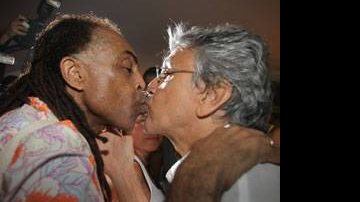 Caetano Veloso beija Gilberto Gil - Lincoln Iff