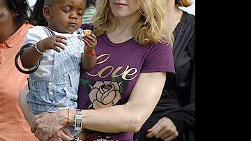 Madonna segura o fiho adotivo David Banda no colo - Foto: AFP