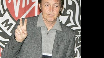 Paul McCartney se diverte ao lado... - Foto: AFP