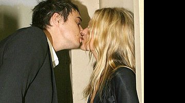 Kate Moss volta com o ex-namorado... - Foto: AFP