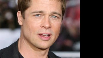 Brad Pitt é atacado por uma fã... - AFP