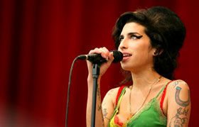 Amy Winehouse tem a conta controlada... - AFP