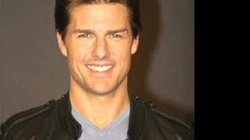 Tom Cruise se protege de ataque alienígena... - AFP