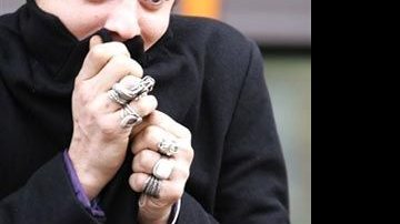 Pete Doherty dá anel de noivado à namorada... - AFP