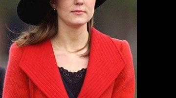 Kate Middleton usa anel na mão esquerda... - AFP
