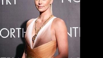 Charlize Theron é a mulher viva mais sexy... - AFP