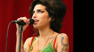 Amy Winehouse doa £ 50 mil à dona de seus... - AFP