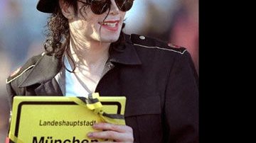 Michael Jackson se aproxima do pai... - AFP
