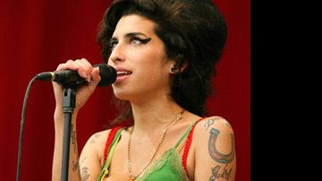 Amy Winehouse é vaiada na estréia... - AFP