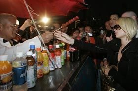 Paris Hilton aproveita a estadia na China... - Reuters