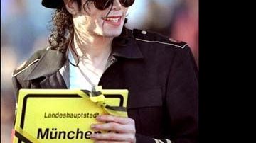 Michael Jackson volta a cantar com irmãos.. - AFP
