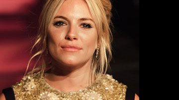 Sienna Miller ganha jóia francesa de Rhys... - AFP