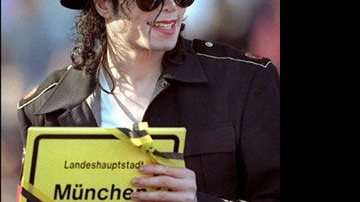 Michael Jackson desfila em carro ecológico... - AFP