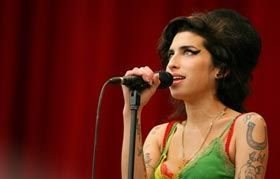 Amy Winehouse dribla má fase e é indicada... - AFP
