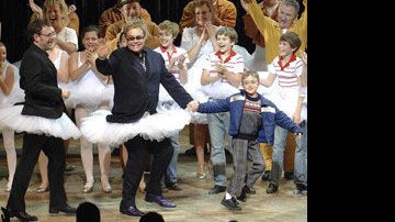 Elton John vestido de bailarina na estréia... - Reuters