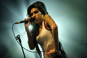 Amy Winehouse faz festa antes da internação& - AFP