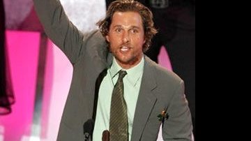 Matthew McConaughey leva pontos no rosto... - AFP