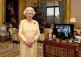 Rainha Elizabeth II recorre à internet... - AFP