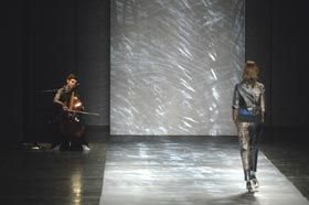 SPFW: Adriana Calcanhoto toca violoncelo... - Samuel Chaves