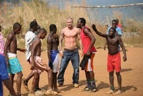 David Beckham diverte crianças africanas... - Reuters