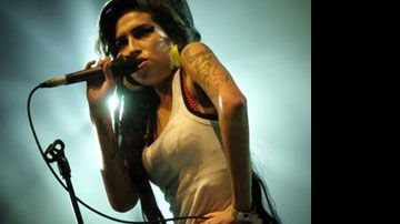 Amy Winehouse resolve se internar& - AFP