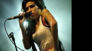 Amy Winehouse ganha US$1 milhão& - AFP