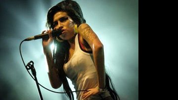 Amy Winehouse grita com paparazzi em saída... - AFP