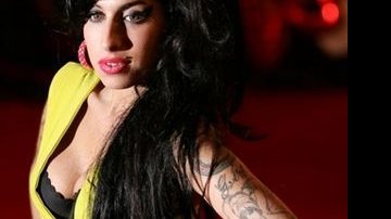 Amy Winehouse inala vodca em casa noturna... - AFP