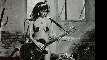 Amy Winehouse posa nua em prol... - Carolyn Djangoly/ Reprodução