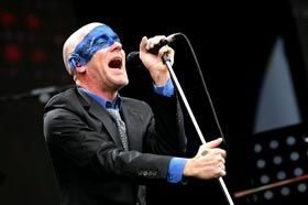 Michael Stipe, vocalista do R.E.M., assume... - AFP
