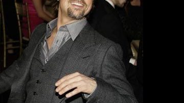 Brad Pitt tira dinheiro do bolso para... - Reuters