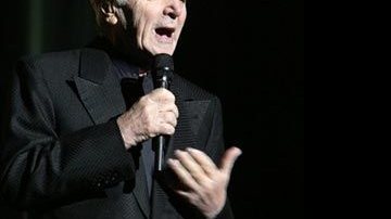 Charles Aznavour revela que sua turnê de... - AFP