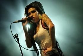 Amy Winehouse pode ser presa por briga... - AFP