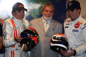 Emerson Fittipaldi e Pedro Enrique visitam... - Divulgação