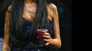 Amy Winehouse agride fã por amor a Blake& - Reuters