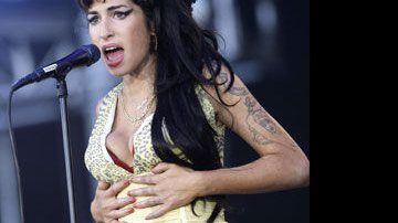 Amy Winehouse tem o marido preso por mais& - Reuters