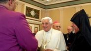 Papa Bento XVI recebe piano em seu quarto... - AFP