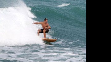 Rodrigo Hilbert surfa enquanto Fernanda... - Francisco Silva / AgNews