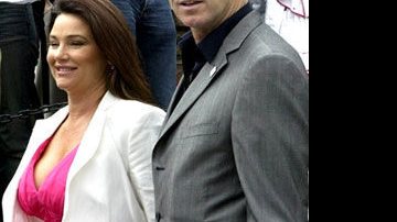 Pierce Brosnan e a mulher, Keely, curtem... - AFP