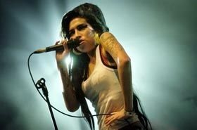 Amy Winehouse se envolve em mais confusão... - AFP