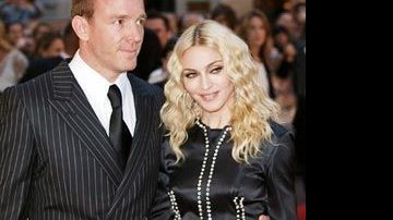 Madonna faz festa de aniversário para Guy... - AFP