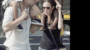 Angelina Jolie passeia com... - Foto: Reuters
