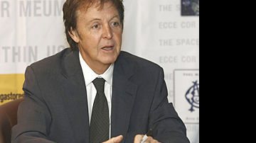 Paul McCartney autografa discos... - Foto: Reuters