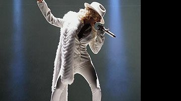Christina Aguilera sobe ao palco... - Foto: Reuters